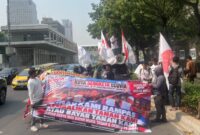 Elemen mahasiswa menggelar aksi demonstrasi di Kantor Sinar Mas Land, Kamis (15/10/2026).