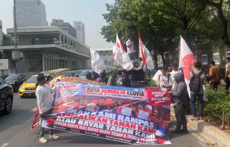 Elemen mahasiswa menggelar aksi demonstrasi di Kantor Sinar Mas Land, Kamis (15/10/2026).