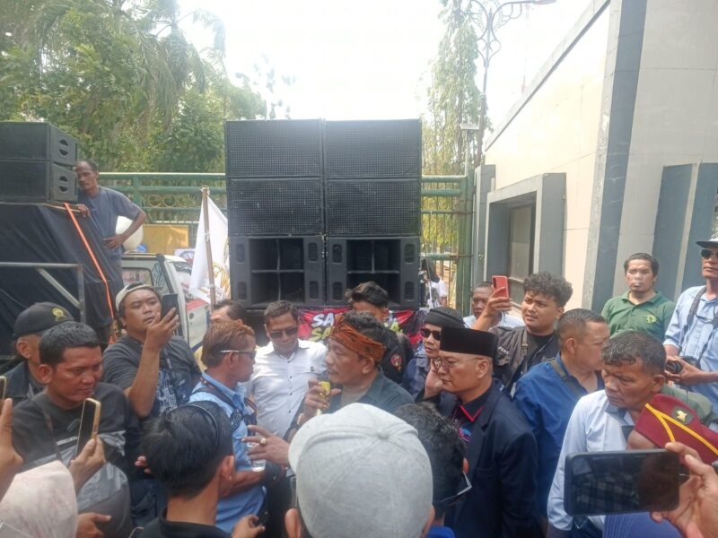 Kadis LH Kabupaten Bekasi Syafri Donny Sirait tidak hadir menemui massa aksi damai solidaritas wartawan se-Bekasi Raya, Kamis (15/10/2026).