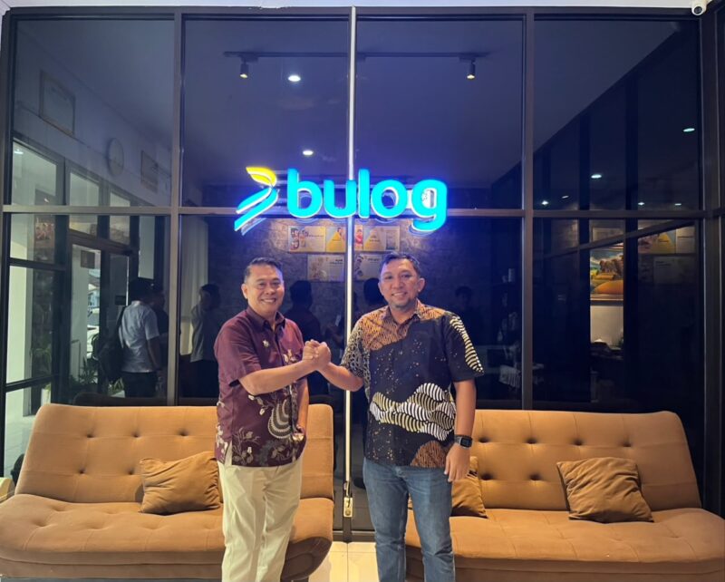 Ketua Kadin Kota Bekasi Qadar Ruslan Siregar dengan Kepala Kantor Cabang Bulog Karawang, Rafi. Bulog Karawang.