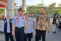 Wali Kota Bekasi Tri Adhianto saat meninjau SPBU di Bekasi