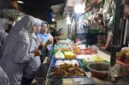 Kepala Dinas Perdagangan dan Perindustrian kota Bekasi, Ika Indah Yarti bersama siswa SMP 11 Kota Bekasi saat belanja di pasar wisma jaya 