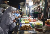 Kepala Dinas Perdagangan dan Perindustrian kota Bekasi, Ika Indah Yarti bersama siswa SMP 11 Kota Bekasi saat belanja di pasar wisma jaya 