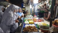 Kepala Dinas Perdagangan dan Perindustrian kota Bekasi, Ika Indah Yarti bersama siswa SMP 11 Kota Bekasi saat belanja di pasar wisma jaya