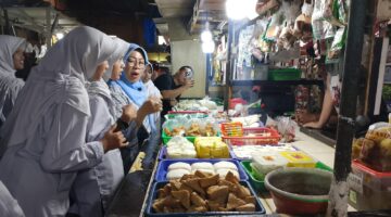 Kepala Dinas Perdagangan dan Perindustrian kota Bekasi, Ika Indah Yarti bersama siswa SMP 11 Kota Bekasi saat belanja di pasar wisma jaya 