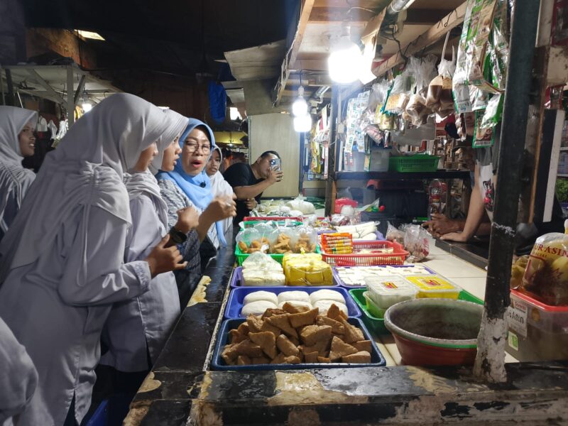 Kepala Dinas Perdagangan dan Perindustrian kota Bekasi, Ika Indah Yarti bersama siswa SMP 11 Kota Bekasi saat belanja di pasar wisma jaya 
