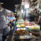 Kepala Dinas Perdagangan dan Perindustrian kota Bekasi, Ika Indah Yarti bersama siswa SMP 11 Kota Bekasi saat belanja di pasar wisma jaya 