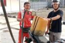 Nampak petugas SPBU melayani BBM subsidi dengan jerigen