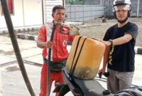 Nampak petugas SPBU melayani BBM subsidi dengan jerigen