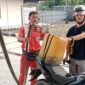 Nampak petugas SPBU melayani BBM subsidi dengan jerigen