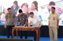 Menteri Sosial RI dan Kepala BRIN saat tanda tangan MoU