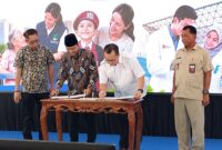 Menteri Sosial RI dan Kepala BRIN saat tanda tangan MoU