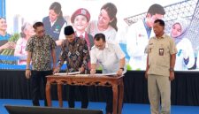 Menteri Sosial RI dan Kepala BRIN saat tanda tangan MoU
