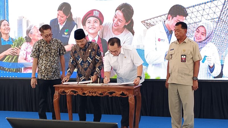 Menteri Sosial RI dan Kepala BRIN saat tanda tangan MoU