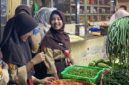 Para siswi SMP Negeri 5 Kota Bekasi saat berbelanja di Pasar Tradisional Seroja