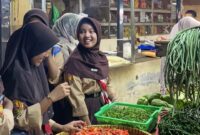 Para siswi SMP Negeri 5 Kota Bekasi saat berbelanja di Pasar Tradisional Seroja