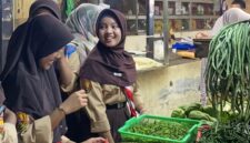 Para siswi SMP Negeri 5 Kota Bekasi saat berbelanja di Pasar Tradisional Seroja