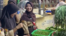Para siswi SMP Negeri 5 Kota Bekasi saat berbelanja di Pasar Tradisional Seroja