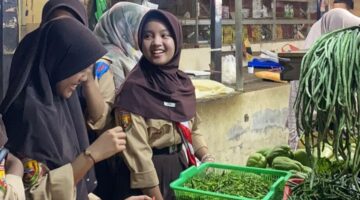 Para siswi SMP Negeri 5 Kota Bekasi saat berbelanja di Pasar Tradisional Seroja