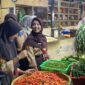 Para siswi SMP Negeri 5 Kota Bekasi saat berbelanja di Pasar Tradisional Seroja