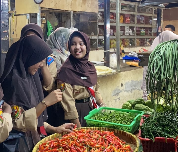Para siswi SMP Negeri 5 Kota Bekasi saat berbelanja di Pasar Tradisional Seroja