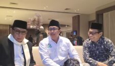 Ketua Umum Himpunan Ekonomi Bisnis Pesantren (Hebitren) H. Imaduddin Masruri (tengah) 