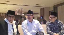 Ketua Umum Himpunan Ekonomi Bisnis Pesantren (Hebitren) H. Imaduddin Masruri (tengah) 