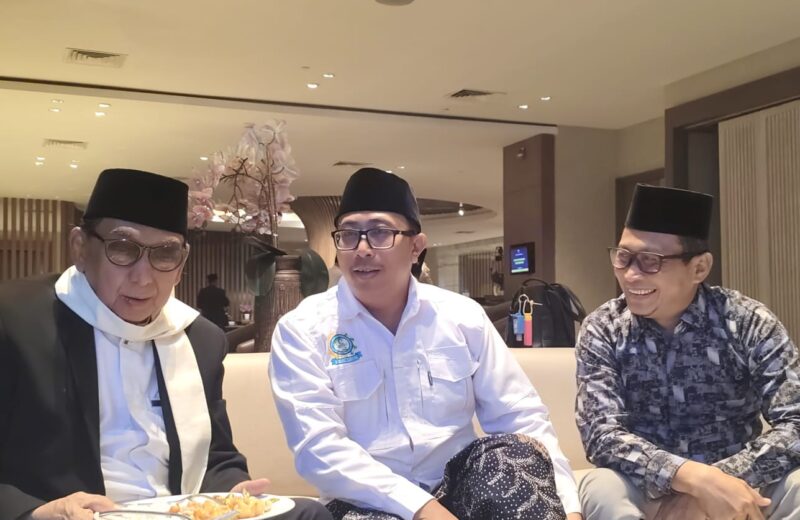 Ketua Umum Himpunan Ekonomi Bisnis Pesantren (Hebitren) H. Imaduddin Masruri (tengah) 