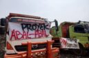 Warga yang protes terkait dengan proyek di TPA Burengkeng yang diduga bermasalah. 