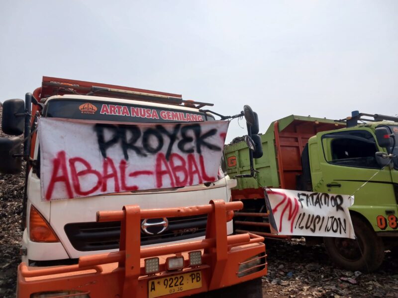 Warga yang protes terkait dengan proyek di TPA Burengkeng yang diduga bermasalah. 