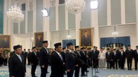 Pengambilan sumpah jabat sejumlah Menteri Kabinet Merah Putih, kemarin. (Foto: detik.com)