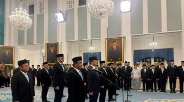 Pengambilan sumpah jabat sejumlah Menteri Kabinet Merah Putih, kemarin. (Foto: detik.com)