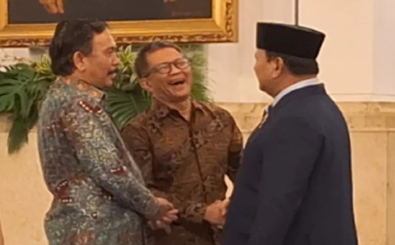 Syahganda Nainggolan dan Rocky Gerung saat bersama Presiden Prabowo di Istana Negara. (Ist)